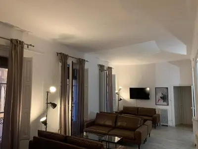 Una televisión o centro de entretenimiento en VTZ El Balcón a la Basílica V - vistas inmejorables a la Basílica del Pilar!