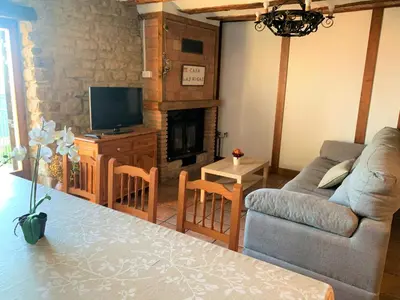 Una televisión o centro de entretenimiento en Casa Rural Las Migas