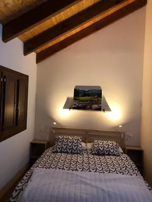 Cama o camas de una habitación en Casa adosada familiar con jardín y piscina