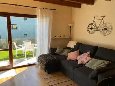 Zona de estar de Casa adosada familiar con jardín y piscina