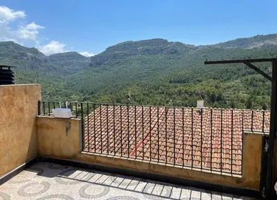 Vista general de una montaña o vista desde la casa o chalet