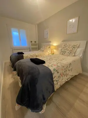 Cama o camas de una habitación en Acogedor apartamento con piscina compartida y opción a parking