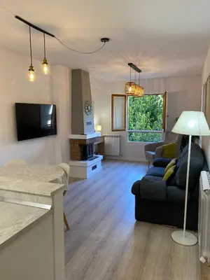 Una televisión o centro de entretenimiento en Acogedor apartamento con piscina compartida y opción a parking