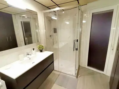 Un baño de La balconada de la Aljafería con parking privado