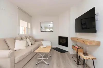 Una televisión o centro de entretenimiento en Sky Biescas II by BeValle