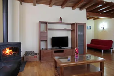Una televisión o centro de entretenimiento en Apartamentos Irati Garralda