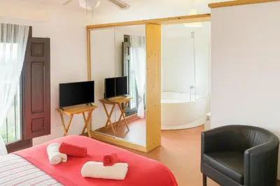 Una televisión o centro de entretenimiento en Habitaciones con encanto - Cal Alejandro