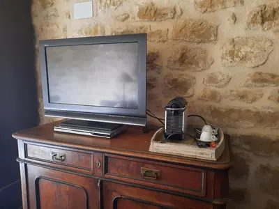 Una televisión o centro de entretenimiento en Campo Golden Heritage OFF GRID