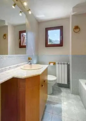 Un baño de edificio CAPERAN 1