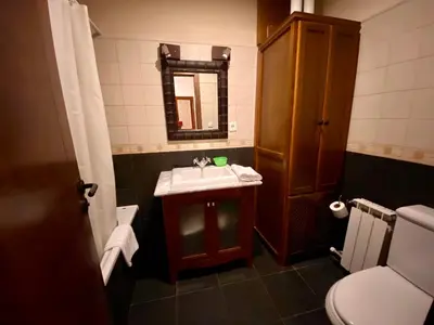 Un baño de Apartamento Los Altos de Escarrilla dos habitaciones y dos baños, FORMIGAL-PANTICOSA