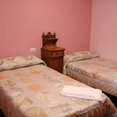 Cama o camas de una habitación en HOSTAL BURGALES
