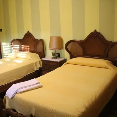 Cama o camas de una habitación en HOSTAL BURGALES