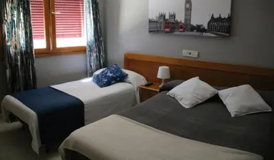 Cama o camas de una habitación en HOSTAL BURGALES