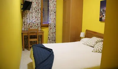 Cama o camas de una habitación en HOSTAL BURGALES