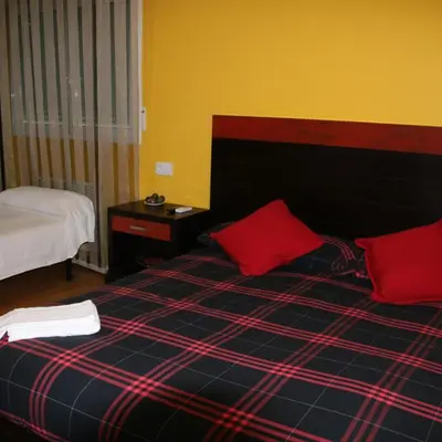 Cama o camas de una habitación en HOSTAL BURGALES