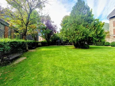 Jardín al aire libre en Alojamiento Mundarrey Bïescas