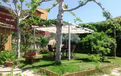 Jardín al aire libre en Hostal Rural Txapi Txuri Logis Hotels