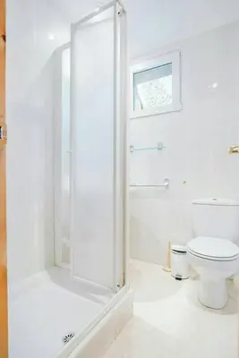 Un baño de Olympia by Cardi Suites.