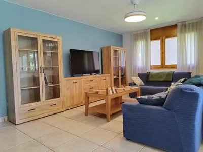 Una televisión o centro de entretenimiento en Villa San Lure Jaca