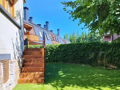 Jardín al aire libre en Villa San Lure Jaca