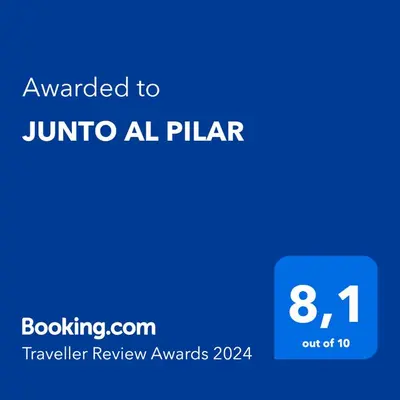 Certificado, premio, señal o documento que está expuesto en JUNTO AL PILAR
