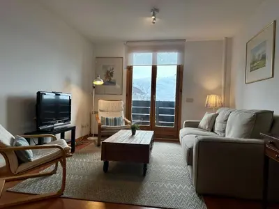 Una televisión o centro de entretenimiento en Pacino · Exclusividad y Garaje · Pirineos360 ·