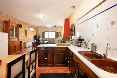 Una cocina o zona de cocina en Aaccent Prenafeta Montblanc