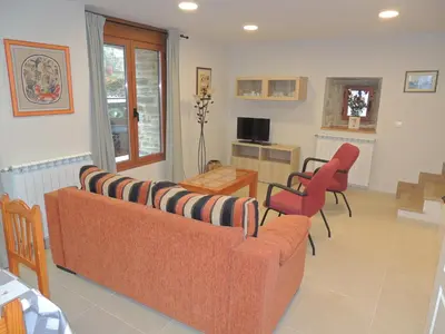 Una televisión o centro de entretenimiento en Casa Rural Sardas 60m2 con GARAGE - Sabiñanigo