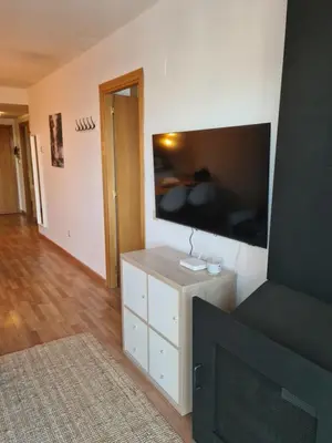 Una televisión o centro de entretenimiento en Tuhogarencerler parking y taquilla en pistas