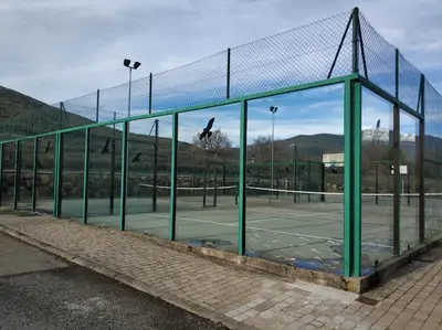 Instalaciones para jugar a tenis o squash en Apartamento Luga o alrededores
