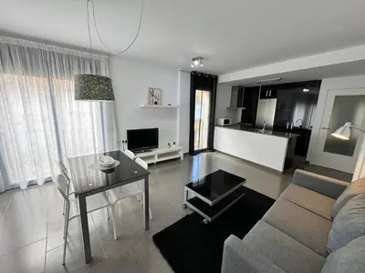 Una televisión o centro de entretenimiento en APARTAMENTO ROMELIA 1ºa