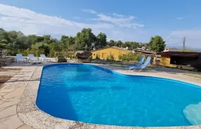Piscina en o cerca de Casa con vistas, piscina y animales de granja, LA CASETA