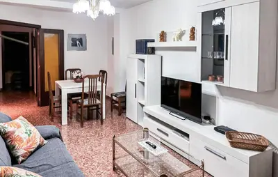 Una televisión o centro de entretenimiento en Stunning Apartment In Montalbán