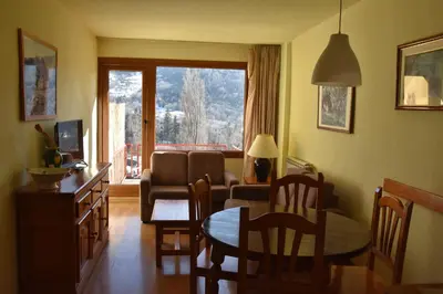 Una televisión o centro de entretenimiento en Apartamentos SNÖ Edelweiss