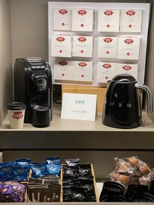 Utensilios para hacer té y café en VTZ Hotel San Valero