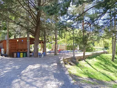 Jardín al aire libre en casa sobre rio Noguera Pallaresa