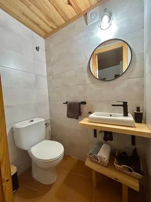 Un baño de Apartament Montsent