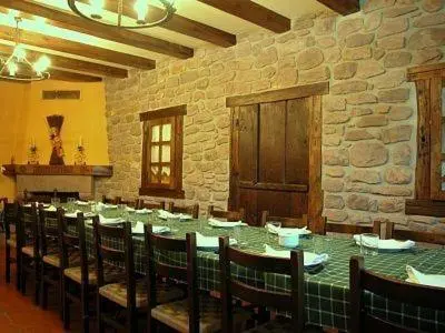 Un restaurante o sitio para comer en Apartamentos Rurales Kastonea