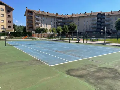 Instalaciones para jugar a tenis o squash en Peñas de Aia o alrededores