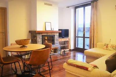 Zona de estar de Apartament acollidor amb una gran llar de foc by RURAL D'ÀNEU