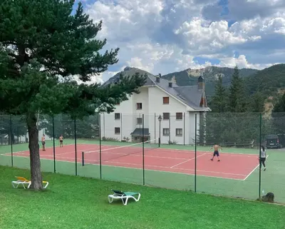 Instalaciones para jugar a tenis o squash en Apartamento *White Formigal* o alrededores