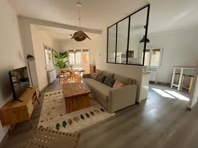 Una televisión o centro de entretenimiento en CHECK-IN CASAS Casa Aurora