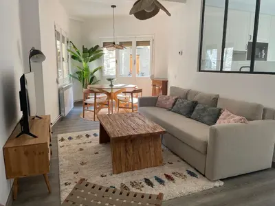 Una televisión o centro de entretenimiento en CHECK-IN CASAS Casa Aurora