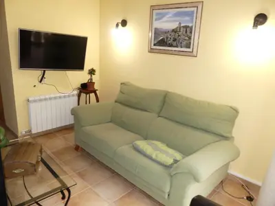 Una televisión o centro de entretenimiento en Cal Pedrellar