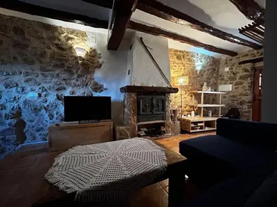 Zona de estar de Rural Stone House with wood fireplace