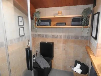 Una televisión o centro de entretenimiento en La Buhardilla de Gavin