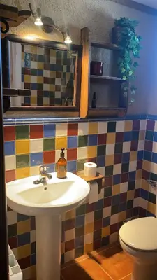 Un baño de Casa Zapatero en Somontano