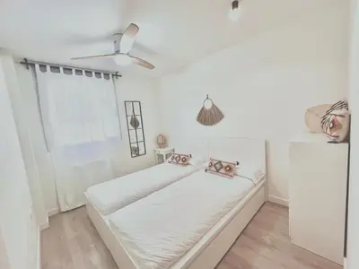 Cama o camas de una habitación en Precioso Piso Monzón Terraza, PARKING,PISCINA,zona de juegos