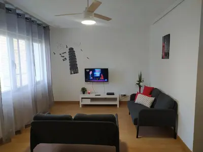 Una televisión o centro de entretenimiento en Piso muy luminoso con facilidad de parking Ideal Empresas