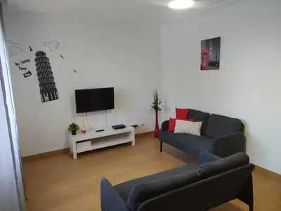 Una televisión o centro de entretenimiento en Piso muy luminoso con facilidad de parking Ideal Empresas